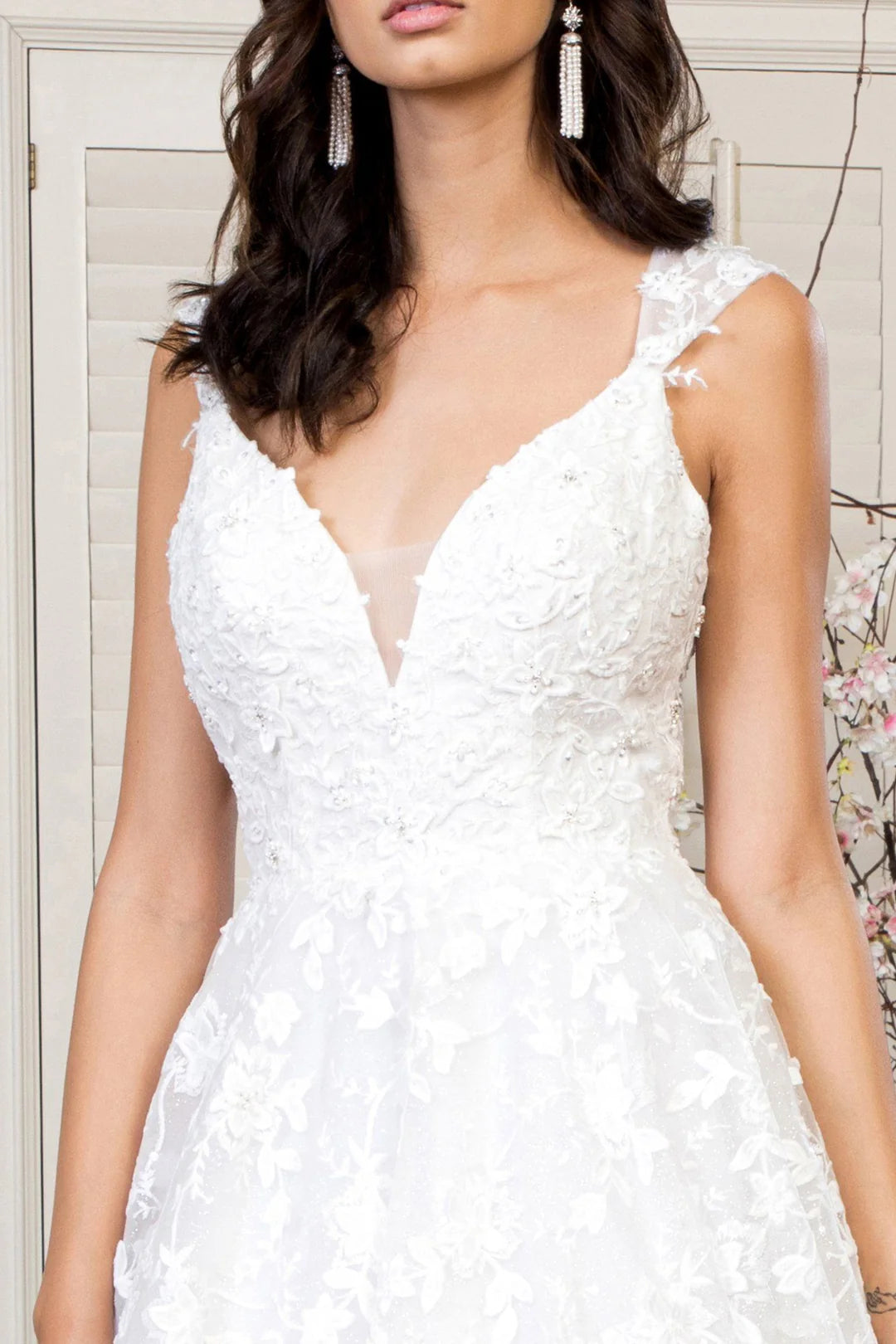 Abito da sposa lungo con scollo a V e ricamo floreale 3D